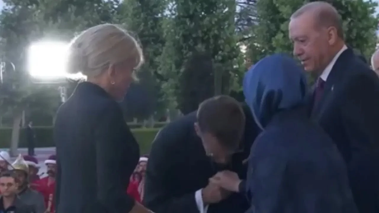 Emine Erdoğan, Macron'un elini öpmesine izin vermedi