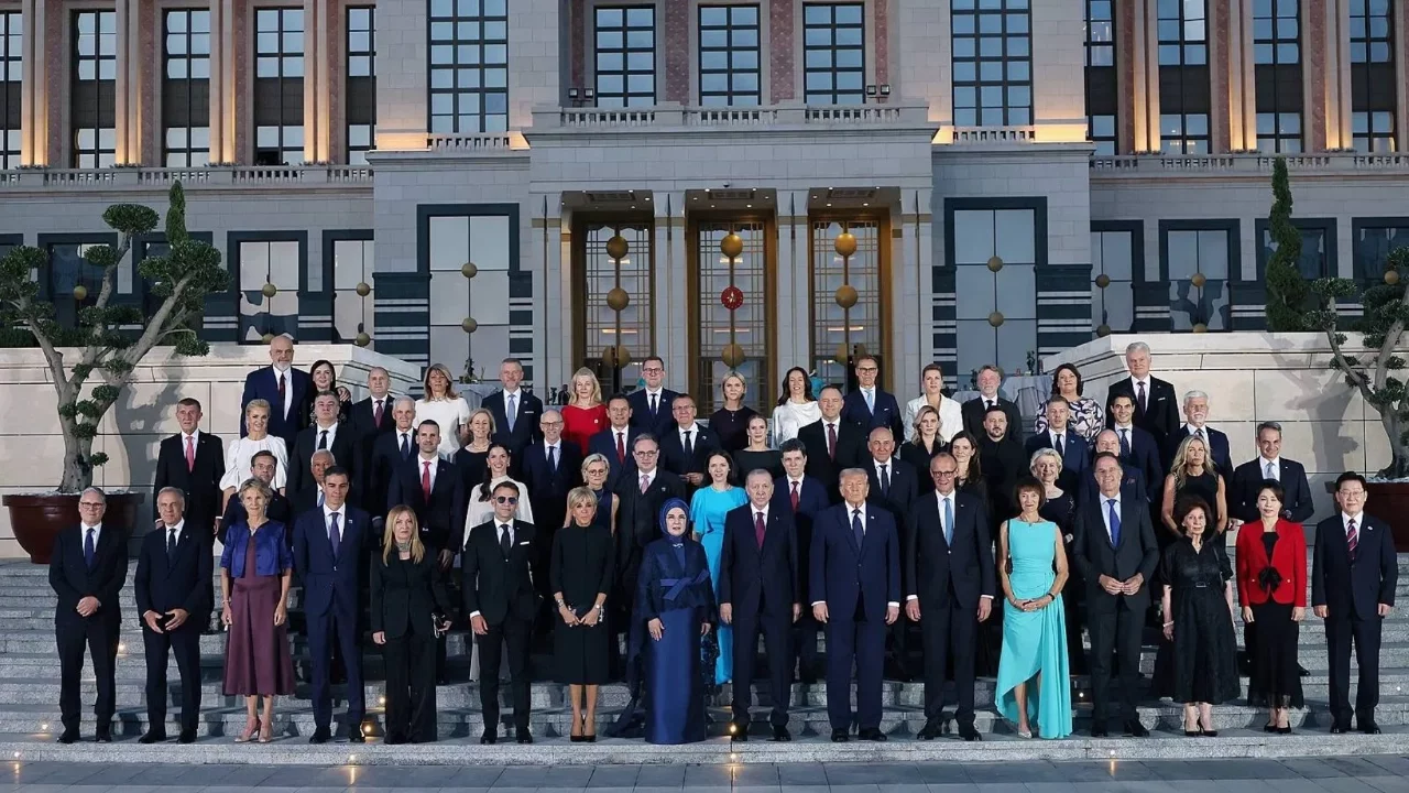NATO aile fotoğrafında Çekya detayı