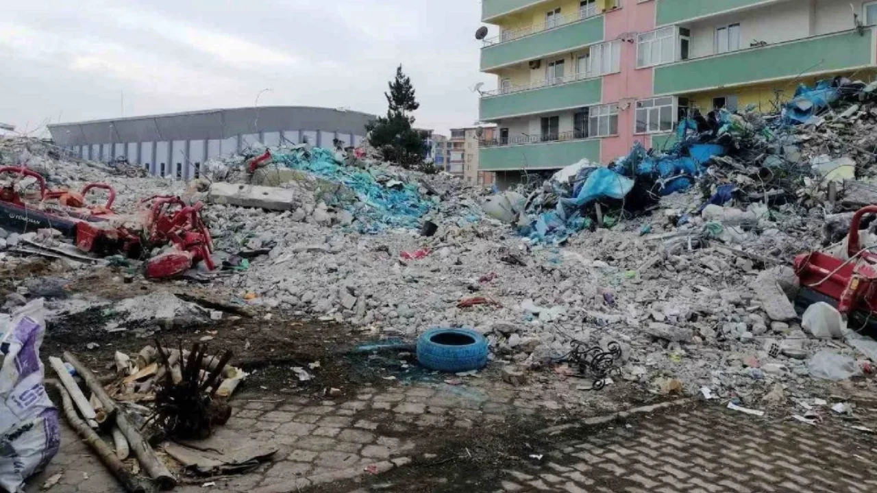 6 Şubat depremlerinde 19 kişiye mezar olan Ermeç Apartmanı davası ertelendi