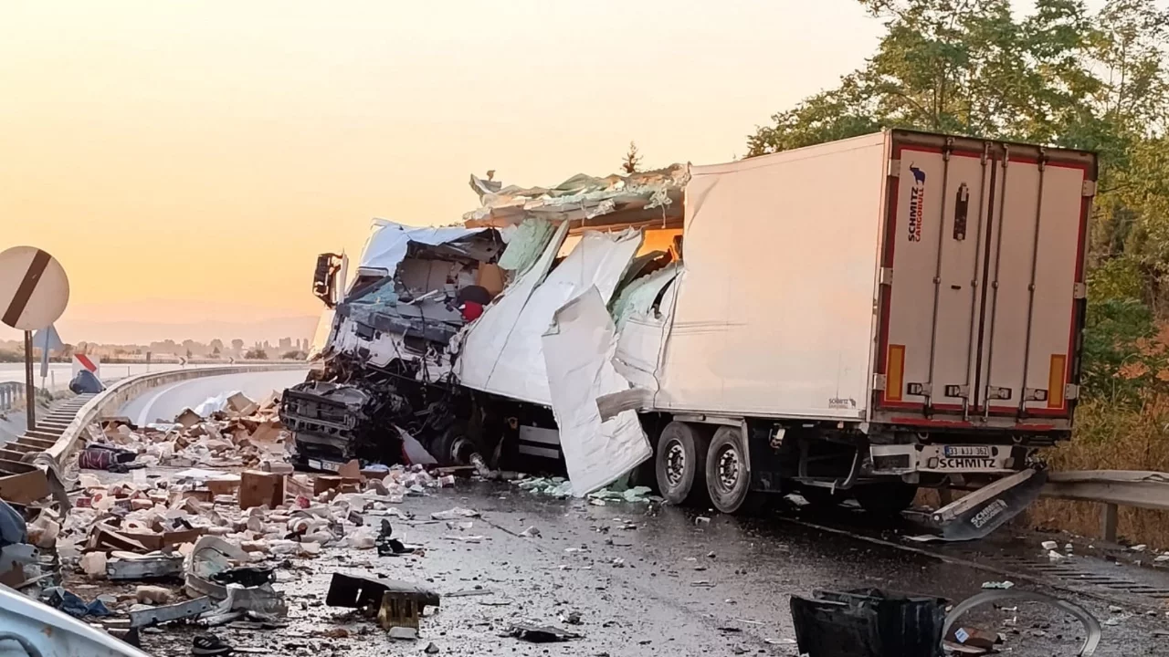 Bursa'da can alan kaza! Köprünün beton bariyerine çarpan sürücü hayatını kaybetti