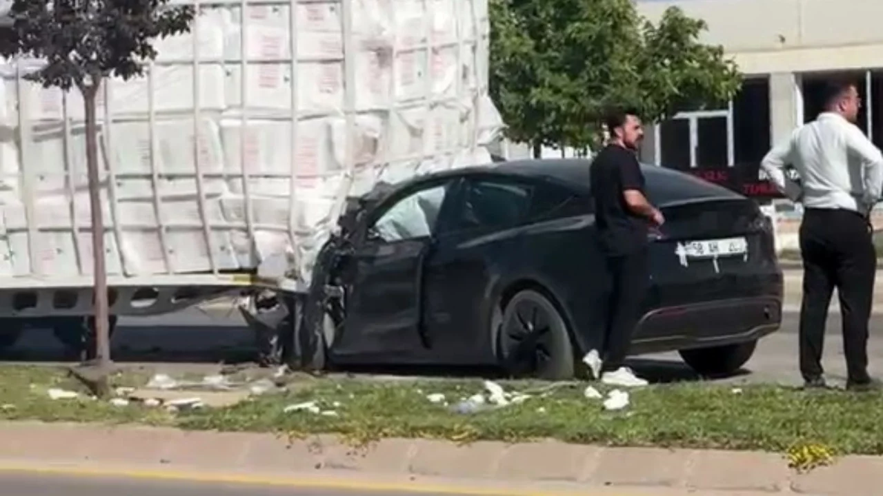 Dorseye çarpan Tesla hurdaya döndü
