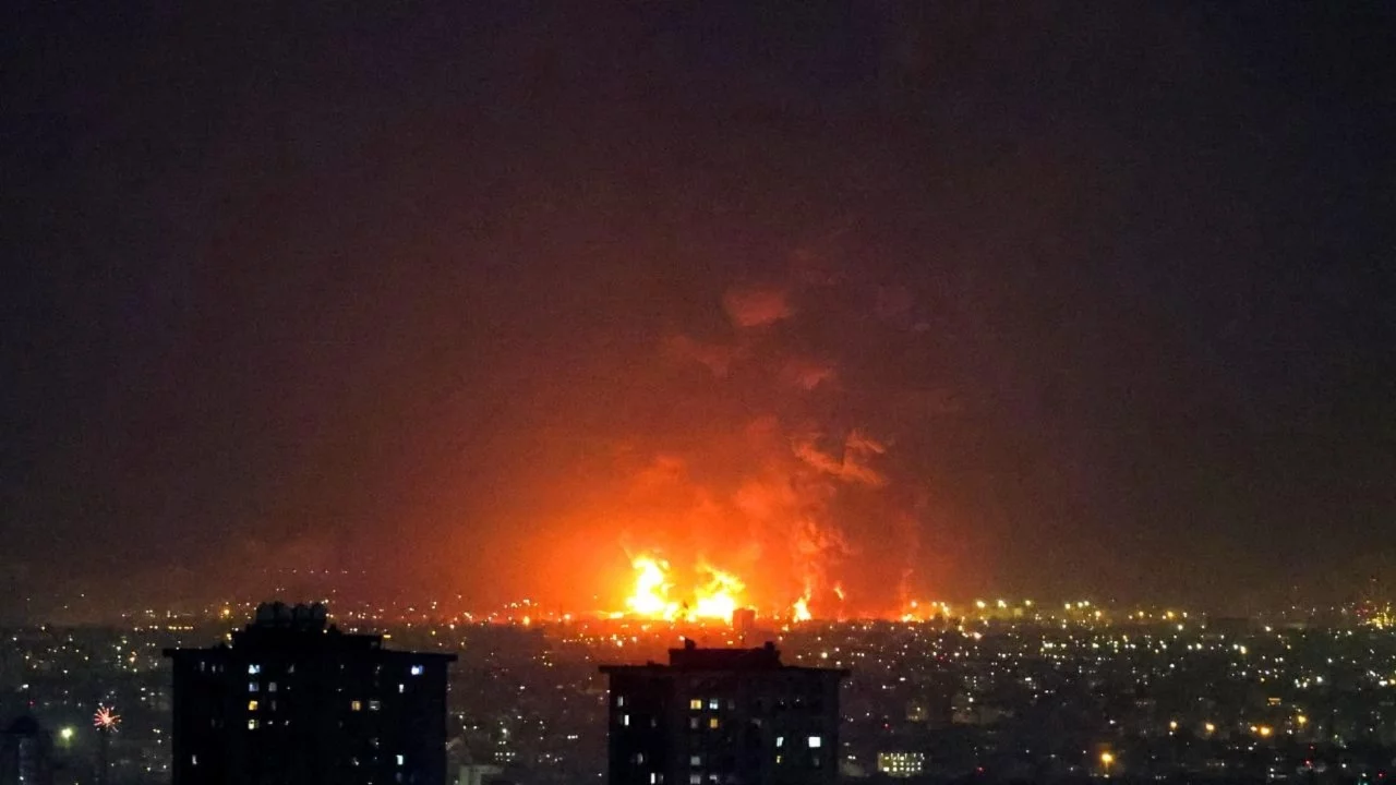 ABD Başkanı Trump 'sert şekilde vuracağız' demişti: İran'da patlama sesleri