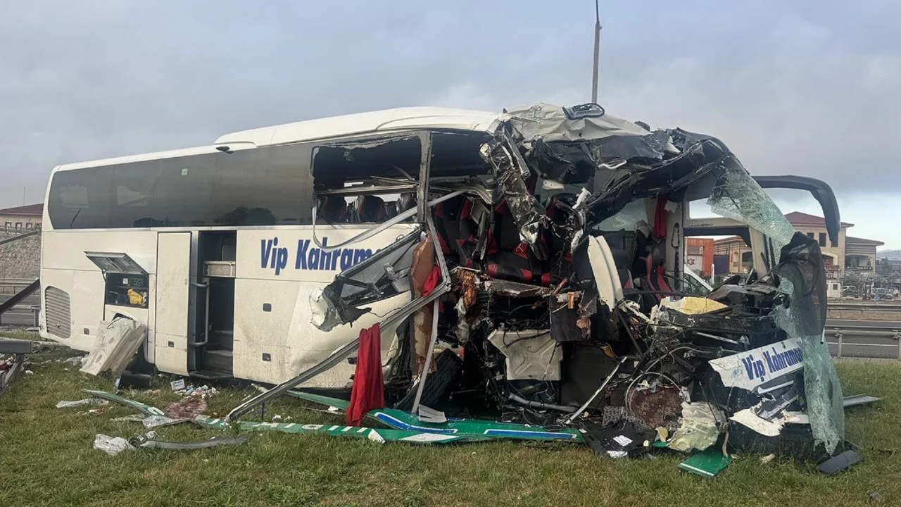 Bolu'da yolcu otobüsü bariyere ve tabelaya çarptı: 5'i ağır 15 yaralı