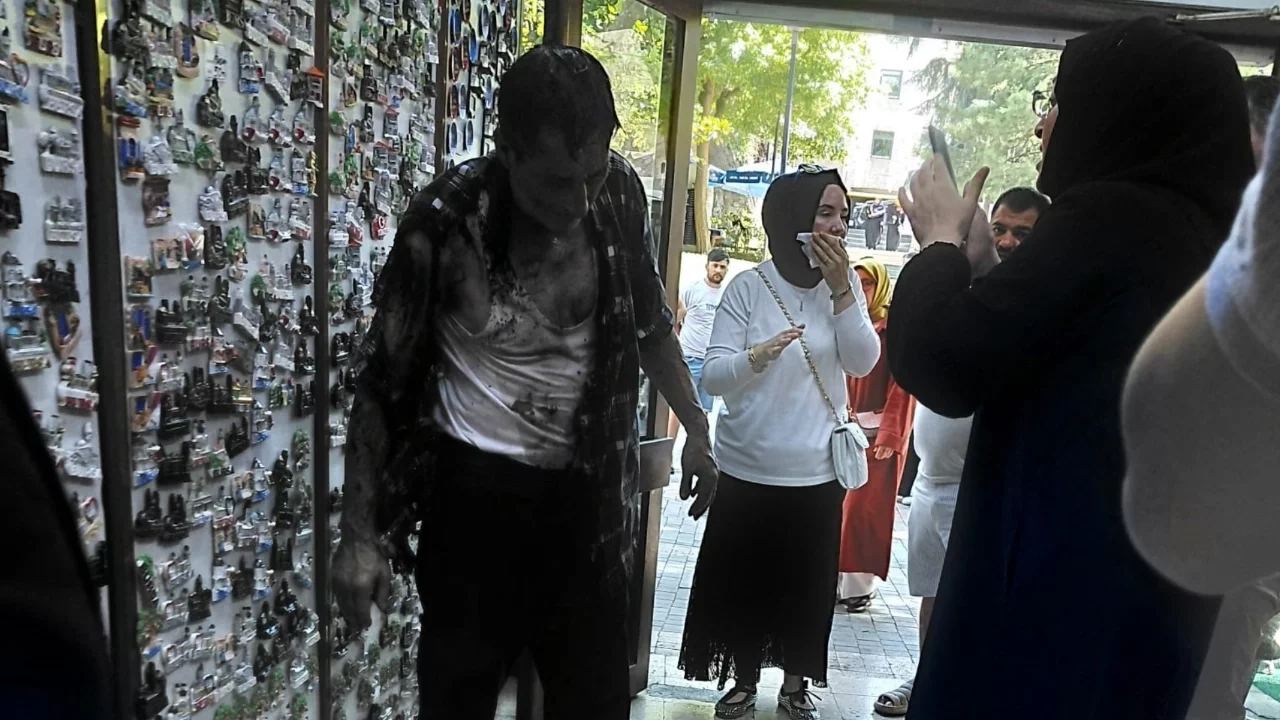 Bursa'da lavabo açıcı bomba gibi patladı: 2 yaralı