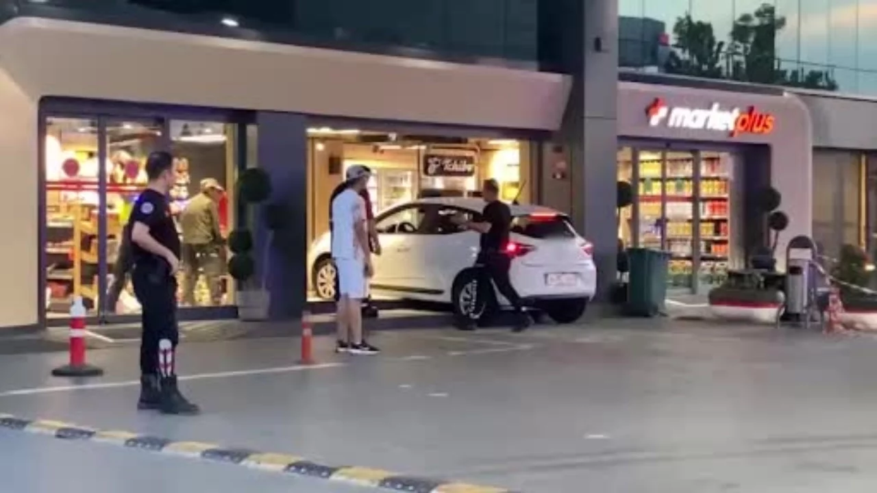 Otomobil akaryakıt istasyonundaki markete daldı: 1 yaralı