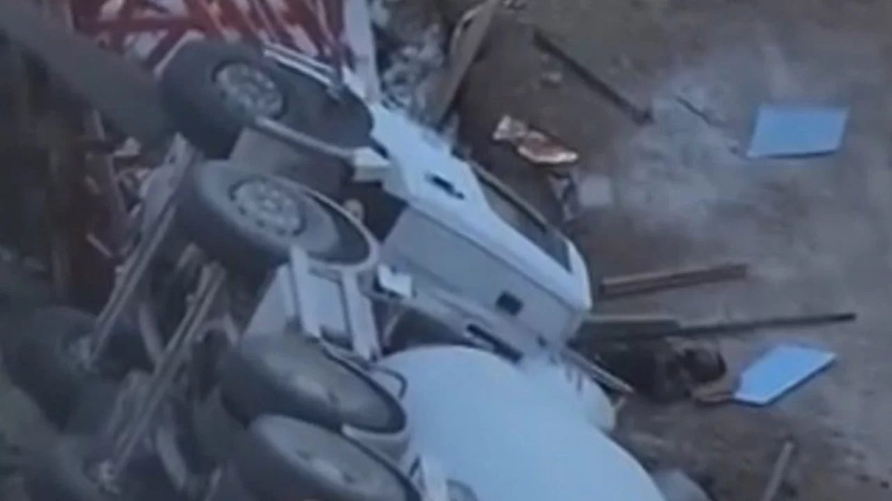 Yolda oluşan çökme sonucu beton mikseri devrildi: 1 yaralı