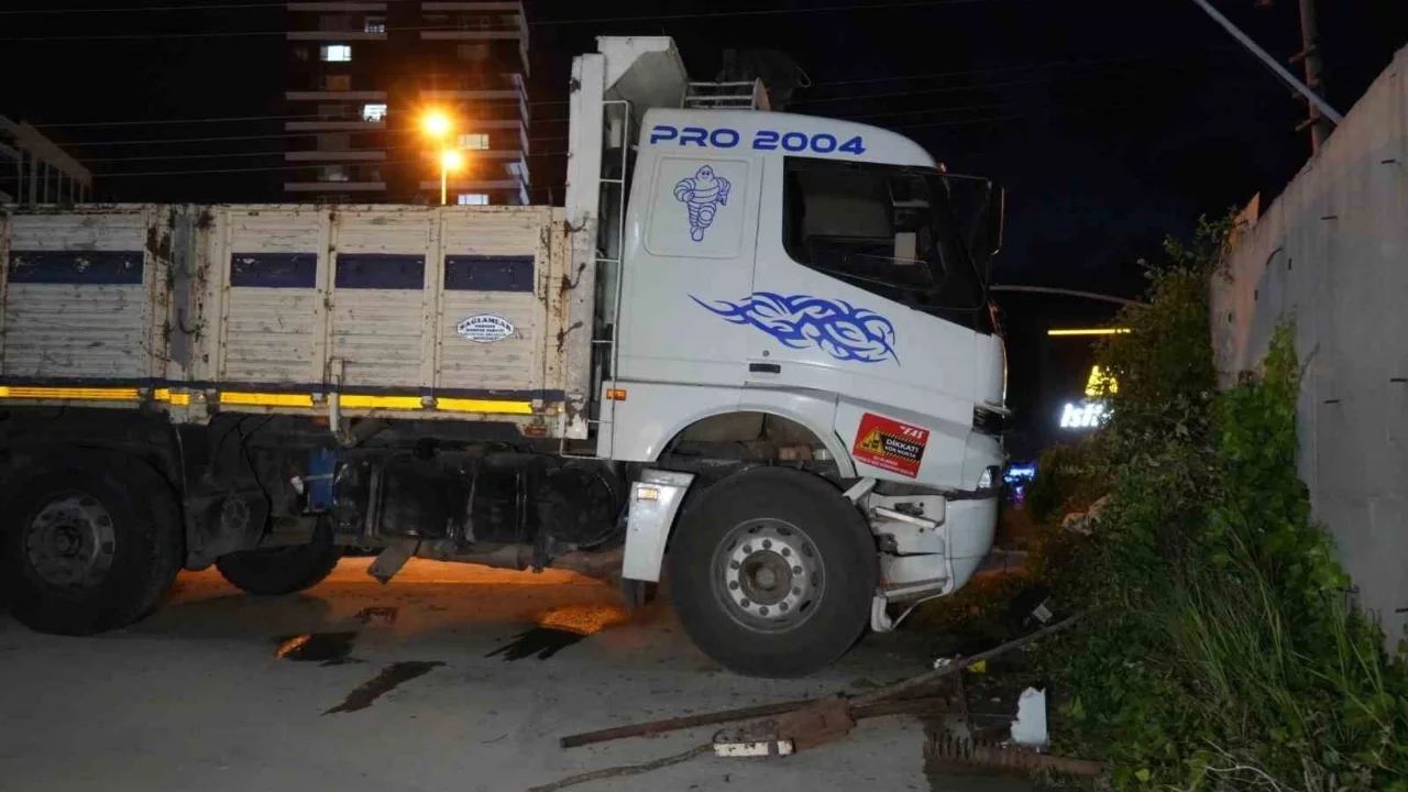 Kastamonu'da direksiyon başında fenalaşan sürücü, istinat duvarına çarptı