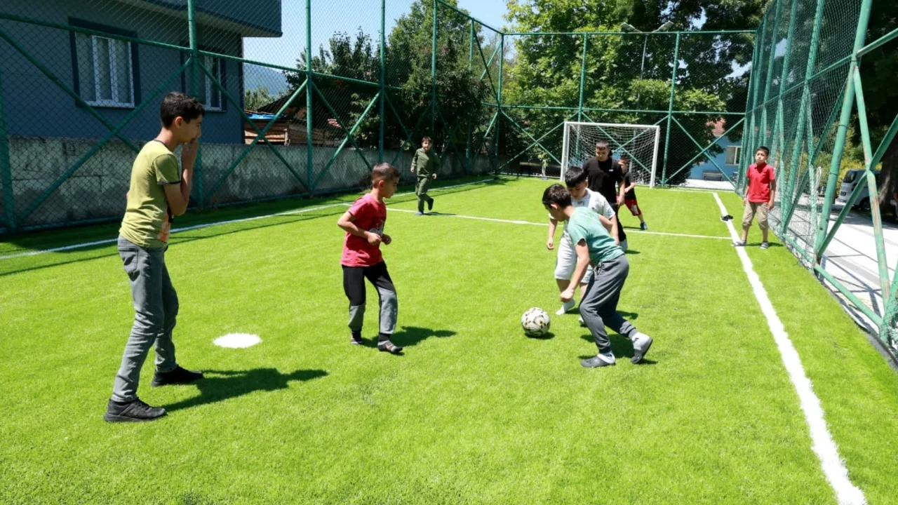 Çocuklar istedi Osmangazi'ye yeni bir halı saha daha kazandırıldı