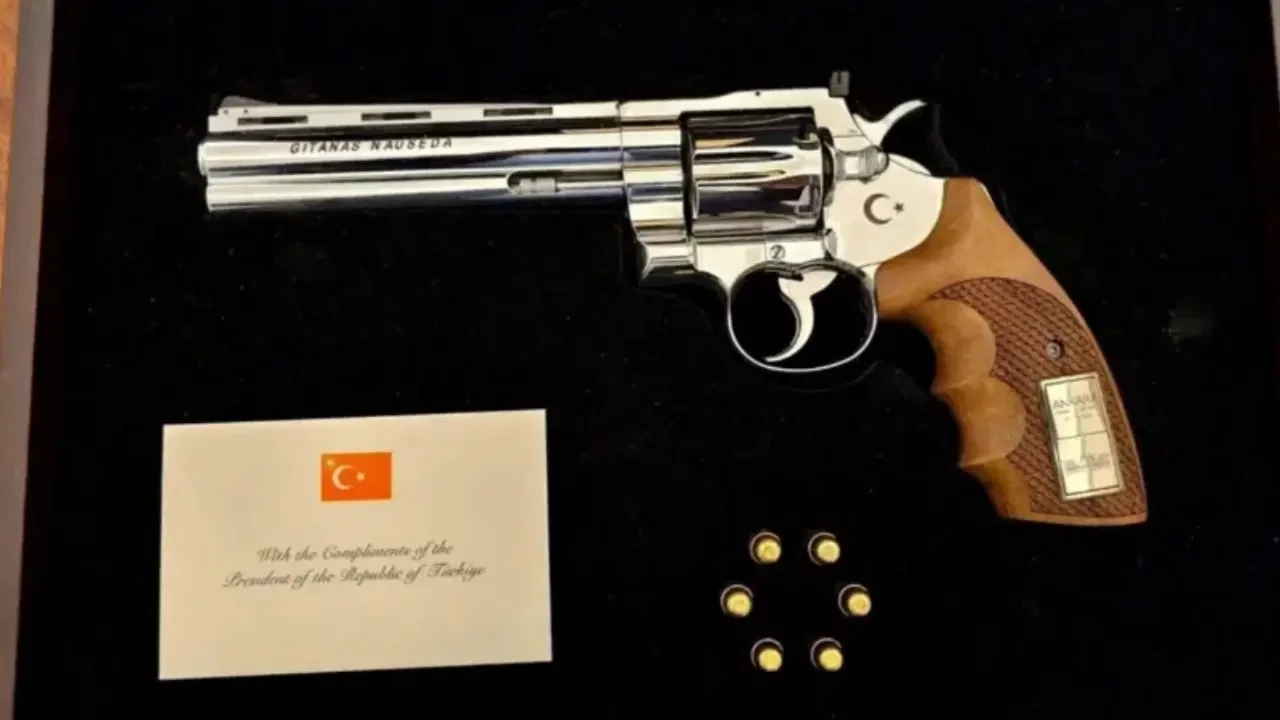 Cumhurbaşkanı Erdoğan'ın hediye ettiği tabancayı hangi liderler ülkelerine götürmedi?