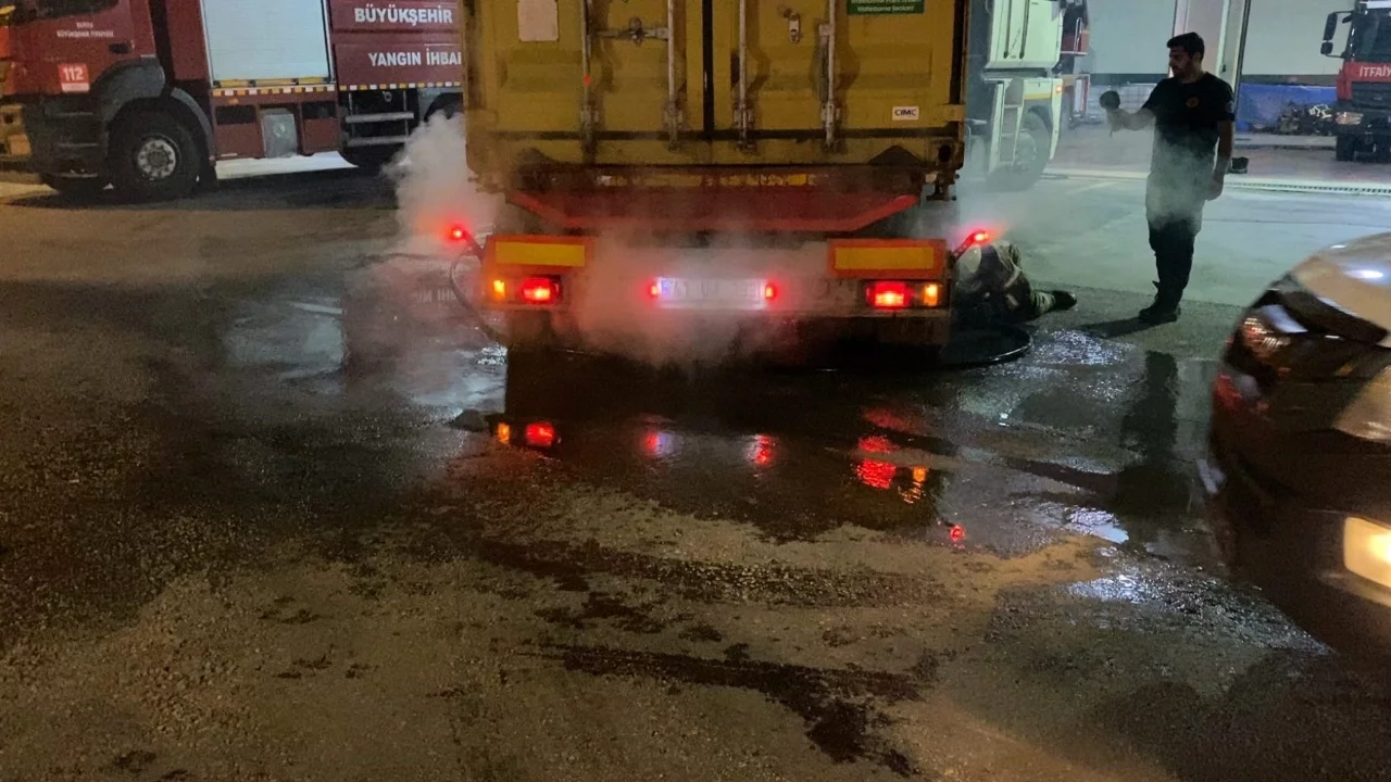 Bursa'da yanan tırı 10 kilometre sürüp itfaiyeye yetiştirdi
