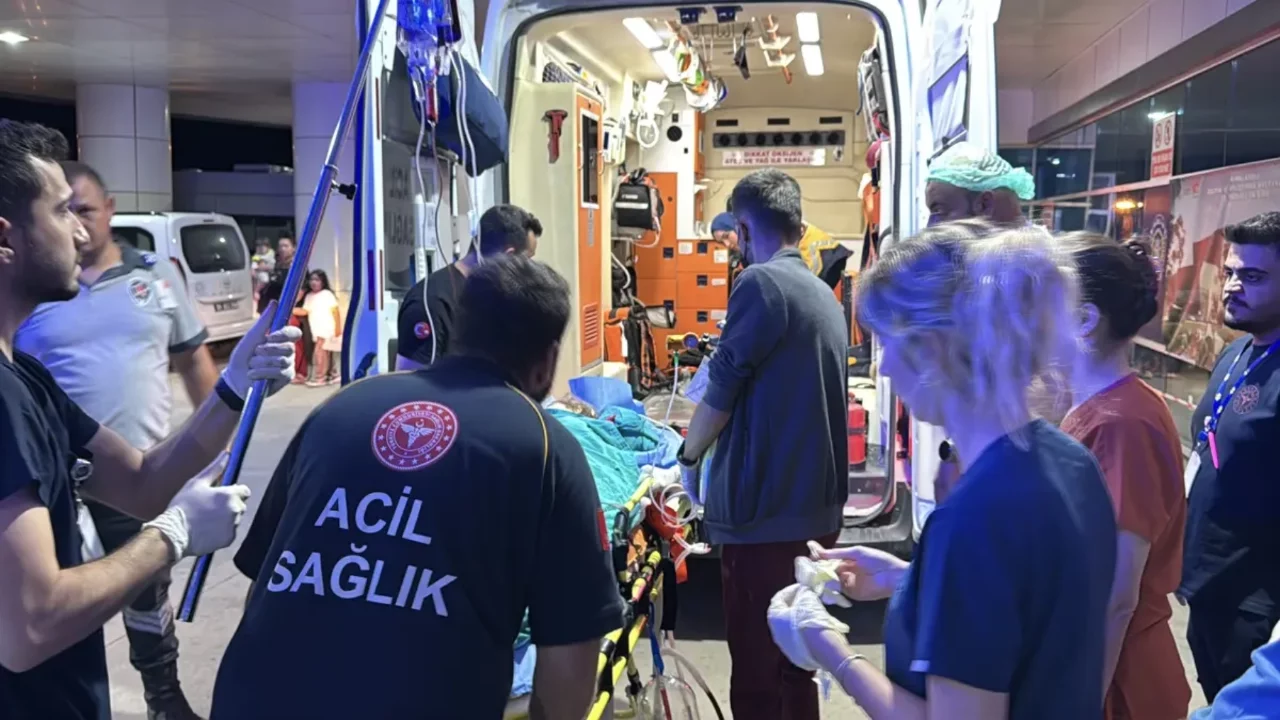 Çocuk parkında boşandığı kadını katletti, 4 yaşındaki kızını yaraladı