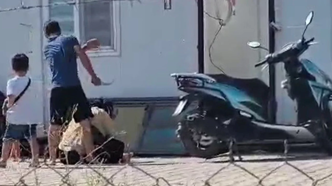 Ayrılmak isteyen eşini çocuklarının gözü önünde öldüresiye dövdü