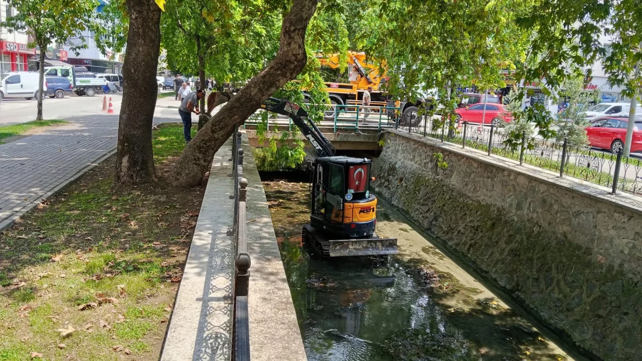 Gemlik Çarşı Deresi'nde kapsamlı temizlik çalışması