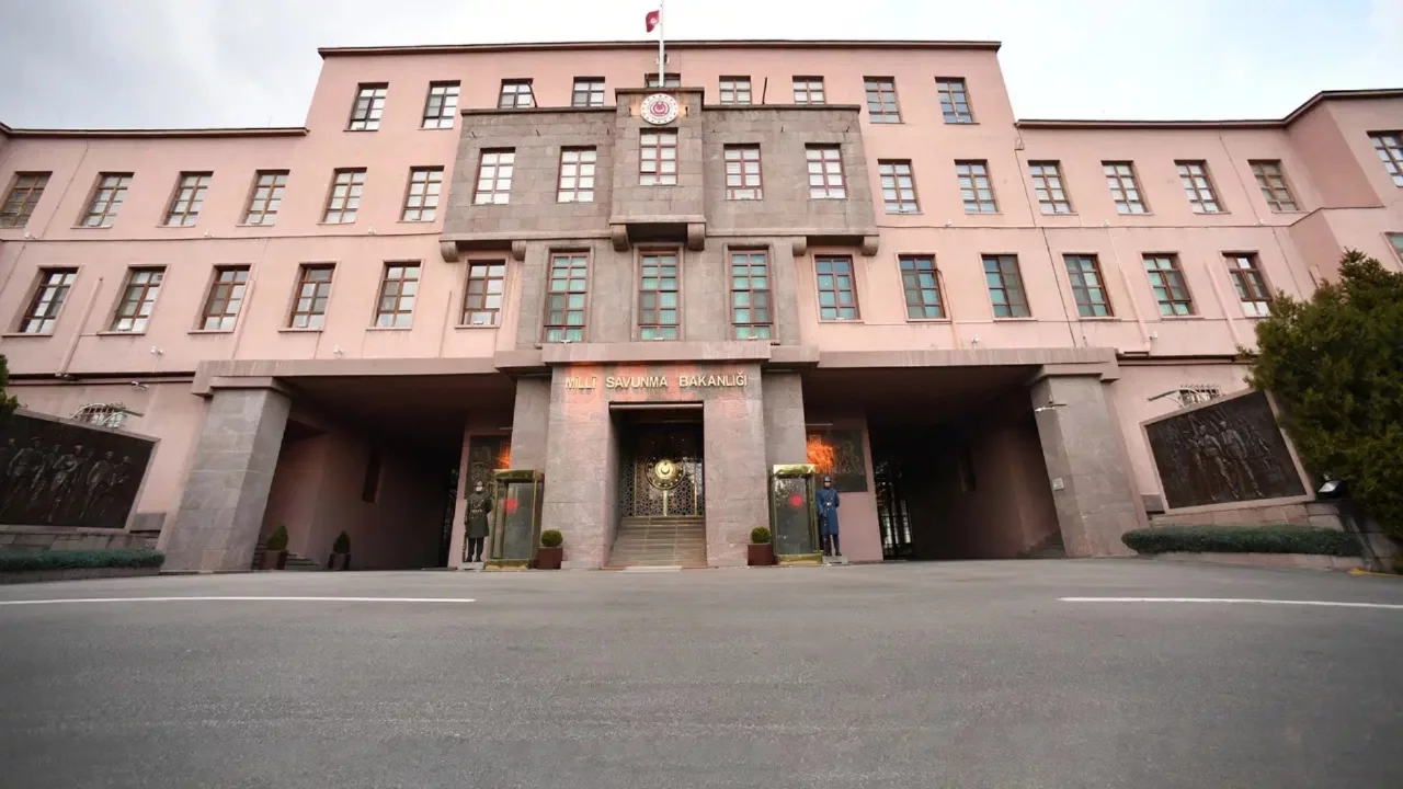 'Erlere tarihi geçmiş ilaç verildiği' iddiasında bulunan doktorun aday memurluğuna son verildi