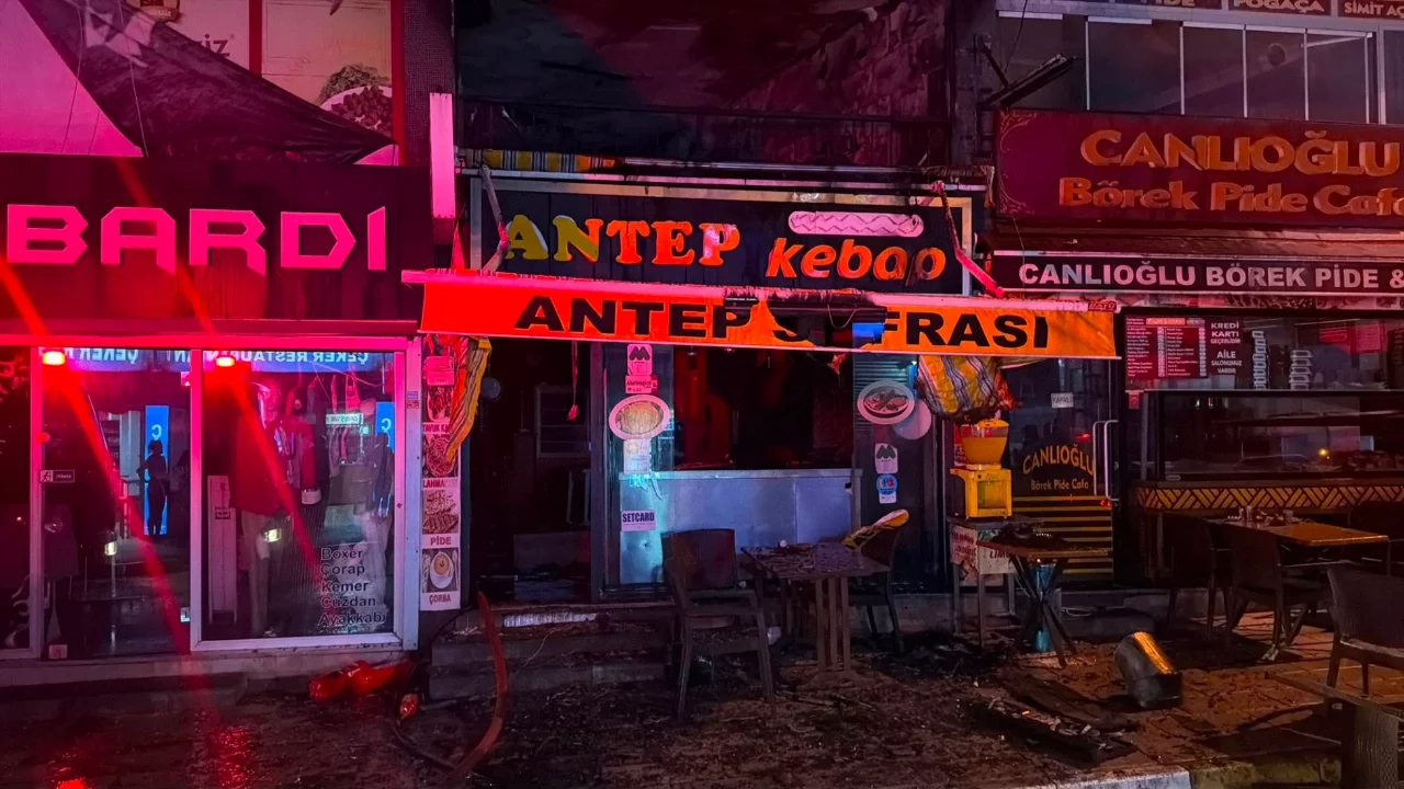 İstanbul'da restoranın bacasında çıkan yangın 5 katlı binaya sıçradı