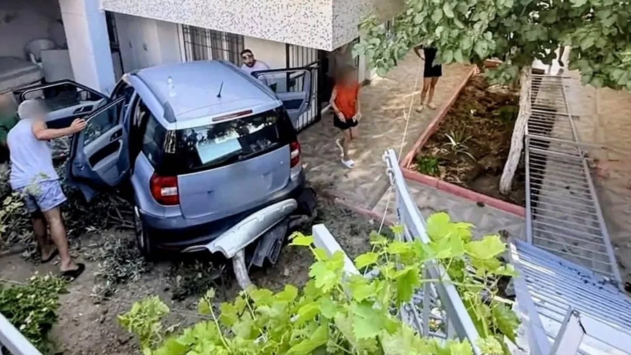 Aydın'da araç evin bahçesine uçtu