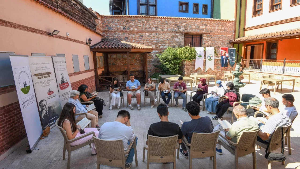 Osmangazili gençler Tanpınar'ın izinde Bursa'yı keşfediyor