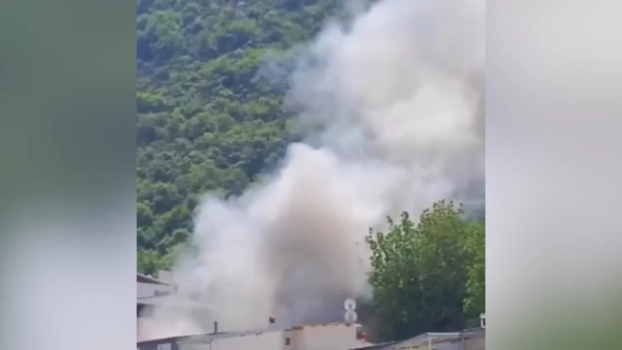 Bursa'da 3 katlı binanın çatısında yangın
