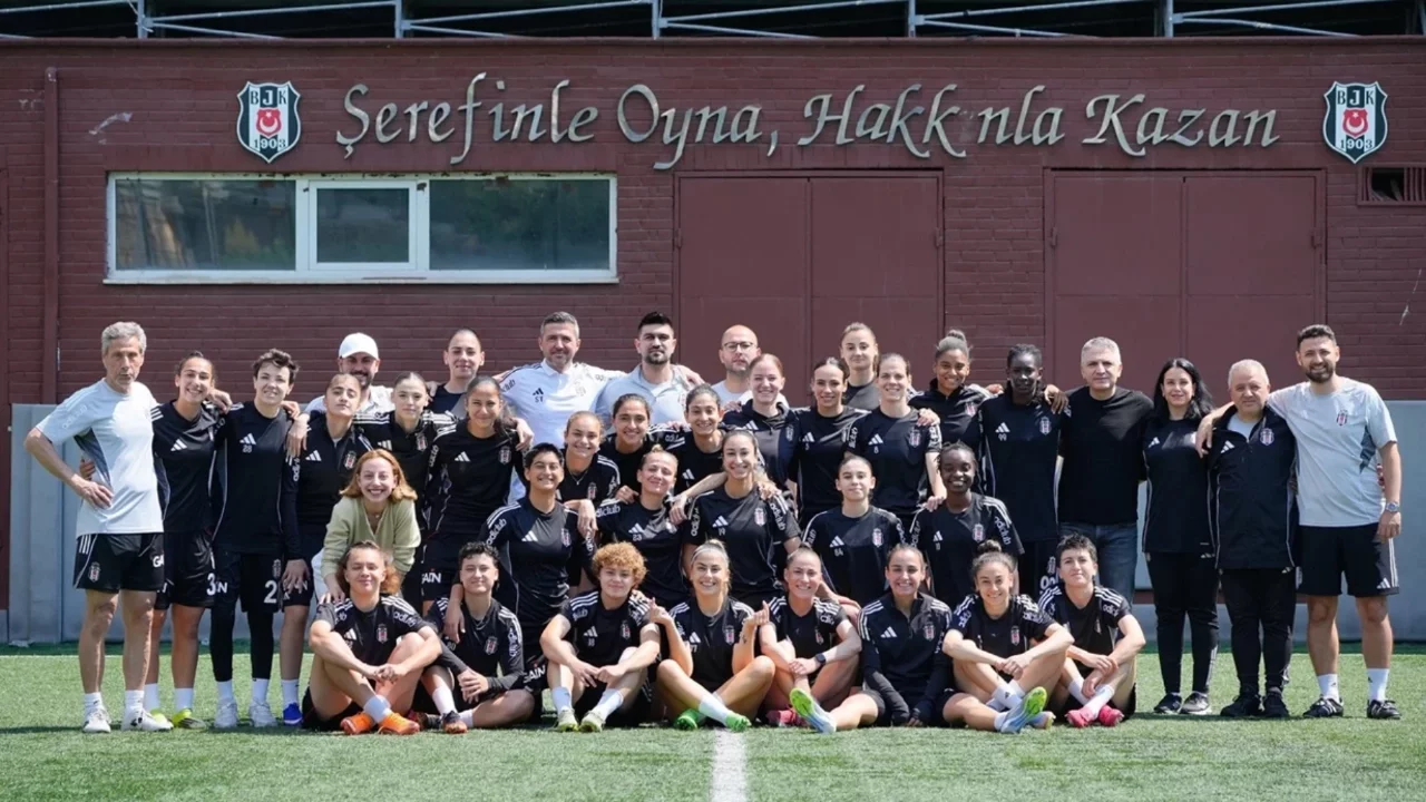 Beşiktaş Kadın Futbol Takımı'nda 10 oyuncuyla yollar ayrıldı