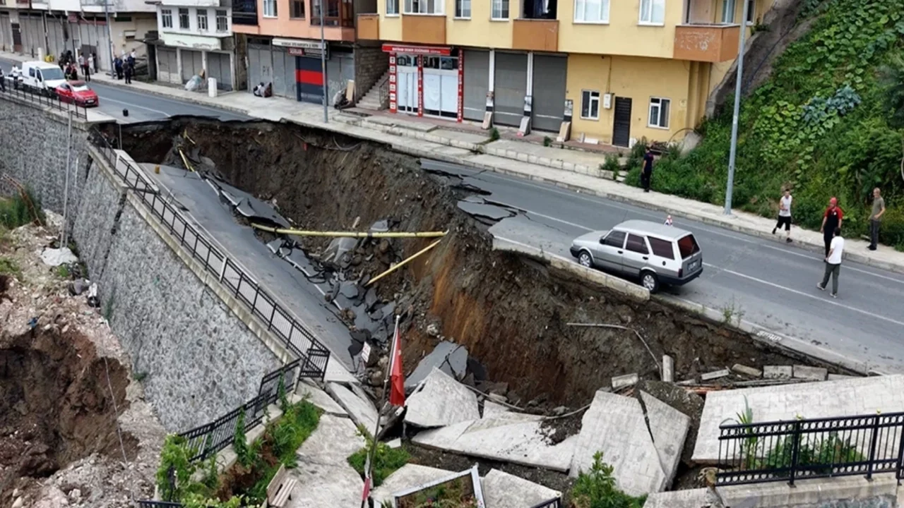 Rize'de yol çöktü: 2 bina tedbir amaçlı tahliye edildi