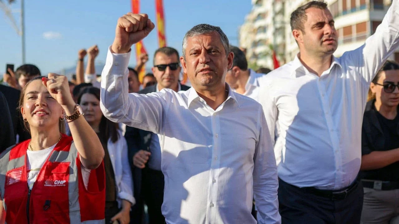 Özgür Özel: Ya gösterdiğimiz sabrın sonucu partiye döneriz ya da sabrın taştığı yerde yeni partiy...