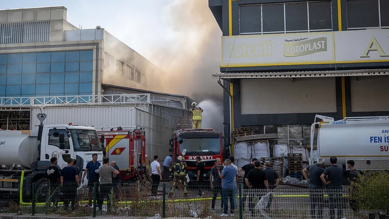 Ankara'da depoda çıkan yangına müdahale sürüyor