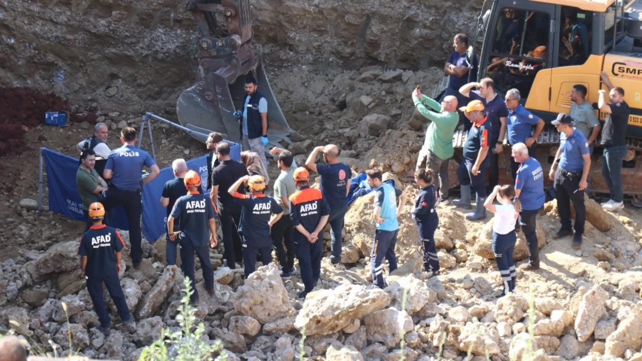 İnşaat kazısında göçük altında kalan kepçe operatörü yaşamını yitirdi