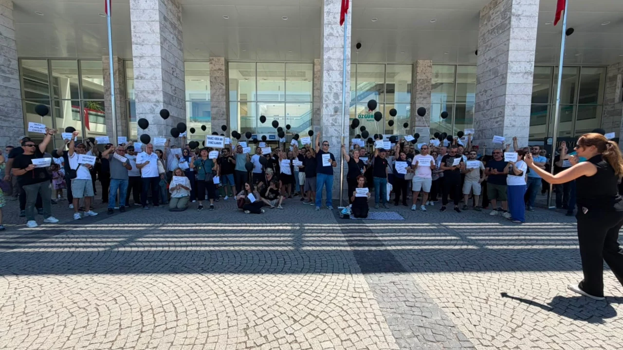 Bursa'da Atış Yapı mağdurları belediye önünde eylem yaptı