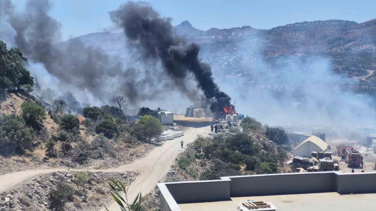 Muğla'da şantiyedeki yangın patlamayla makilik alana sıçradı