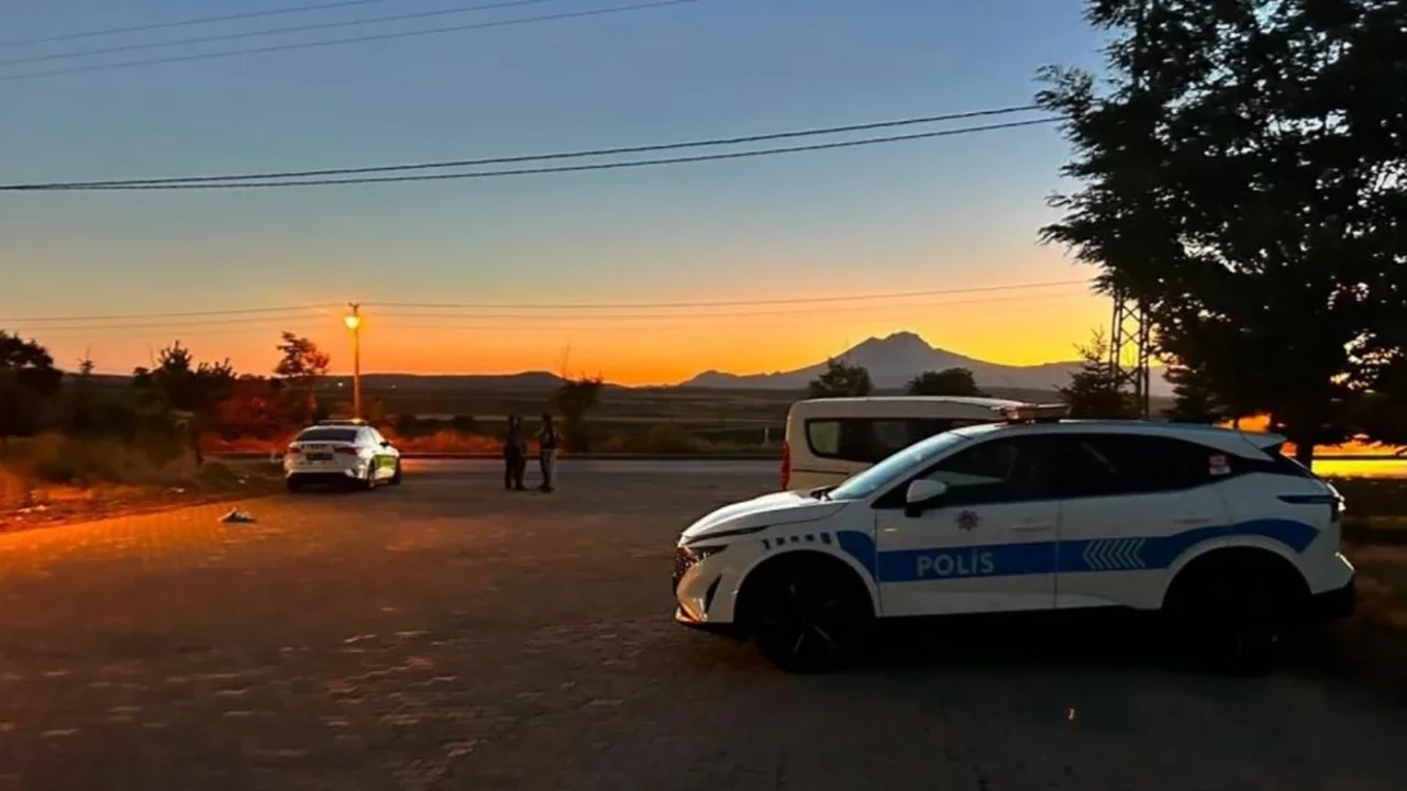 Minibüsü polis ve vatandaşların üzerine sürdü! Ölü ve yaralılar var
