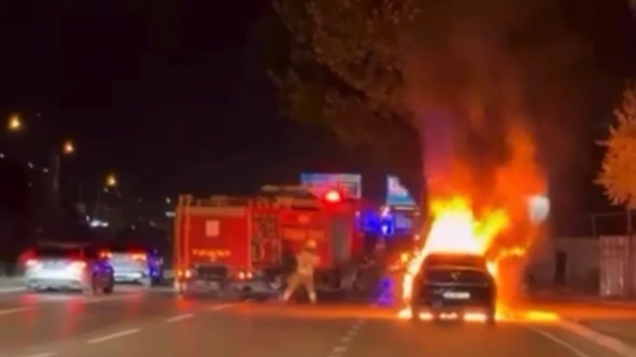 Bursa'da seyir halindeki otomobil alev topuna döndü