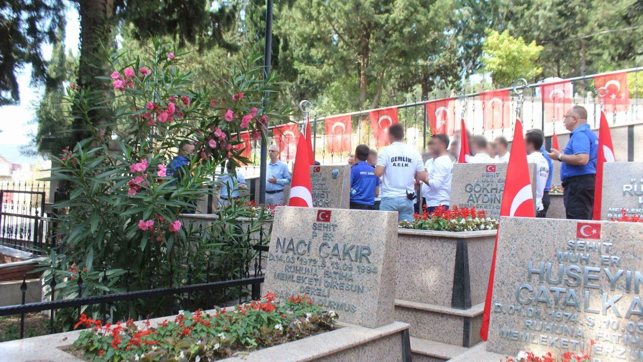 Bursa'da hükümlü ve cezaevi personelinden şehitliğe anlamlı ziyaret