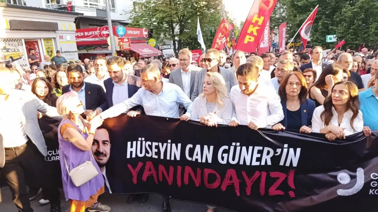 Gözaltına alınan Çankaya Belediye Başkanı Güner'e destek yürüyüşü... Özel, Erdoğan'a seslendi: 'Masumların canını yakma, gel benimle uğraş!'