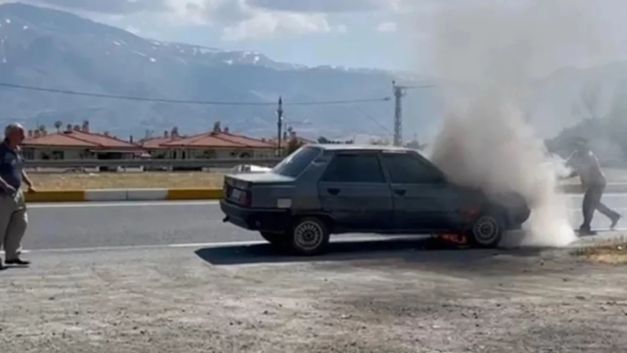 Erzincan'da otomobili küle döndü, sigarasından vazgeçmedi