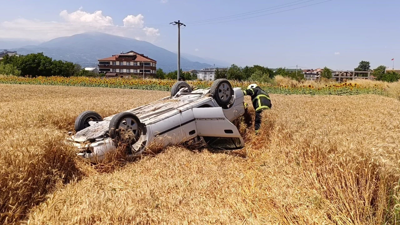 Bursa'da taklalar atan otomobil buğday tarlasına uçtu: 1 yaralı