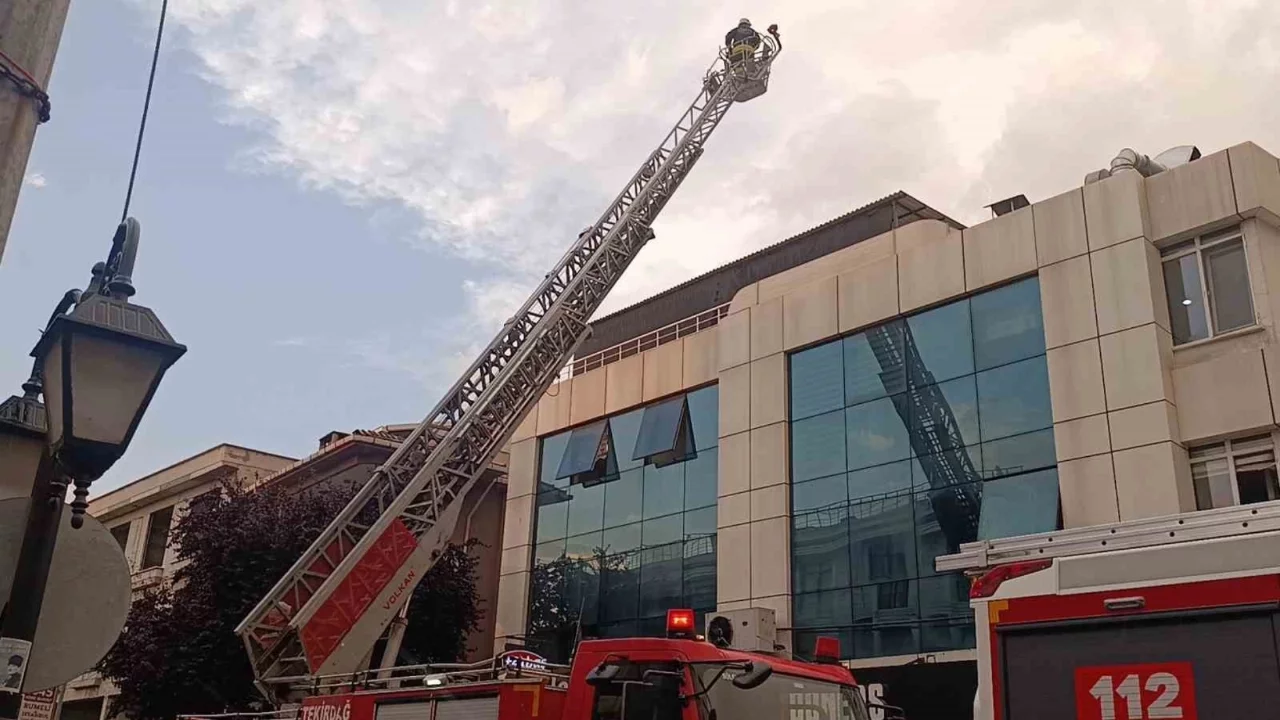 Tekirdağ'da yoğun duman ekipleri harekete geçirdi