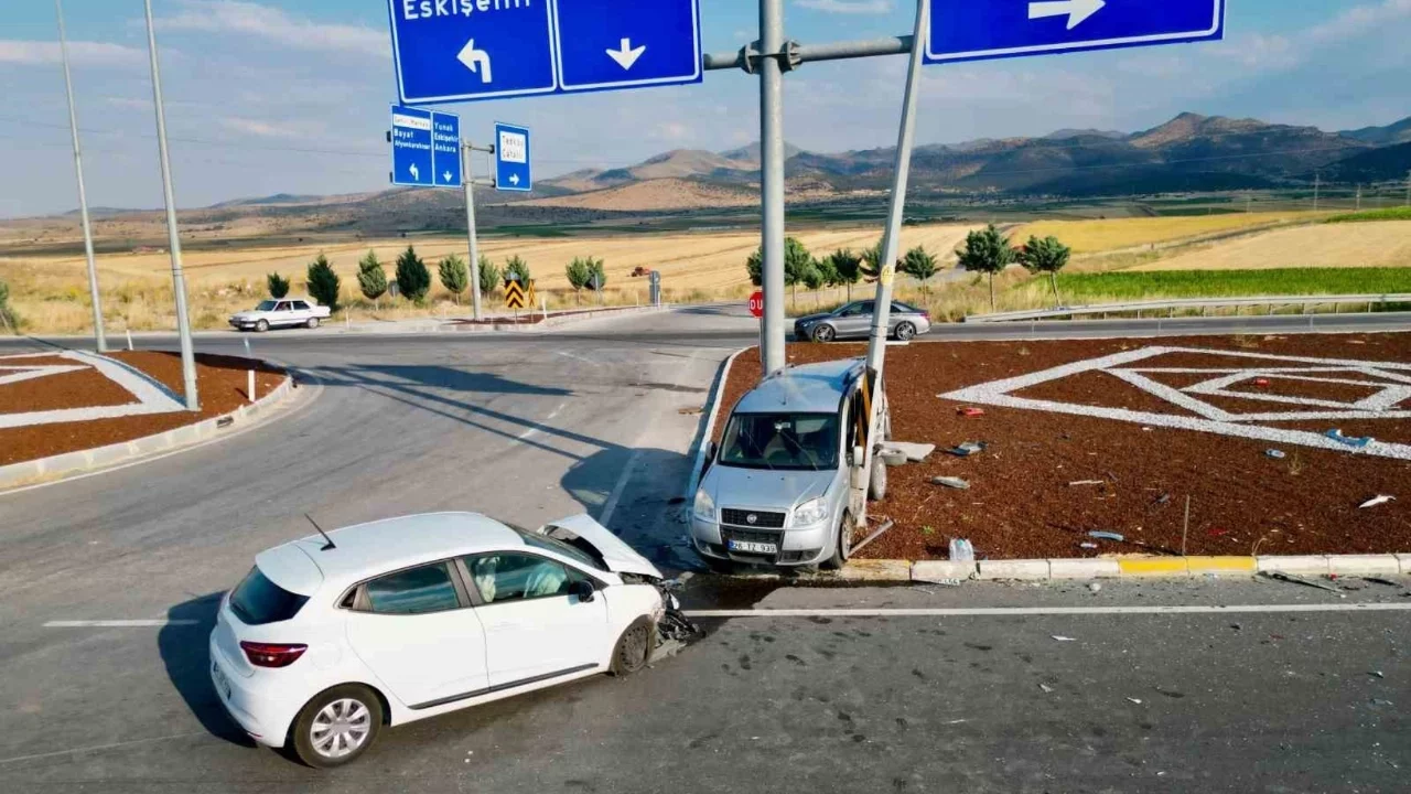 Hafif ticari araç otomobille çarpıştı: 7 kişi yaralandı