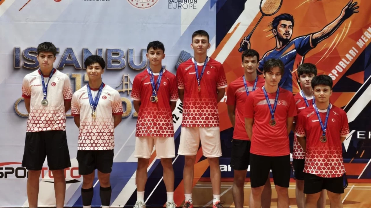 Bursa Büyükşehir Belediyesporlu Badmintonculardan 6 Madalya
