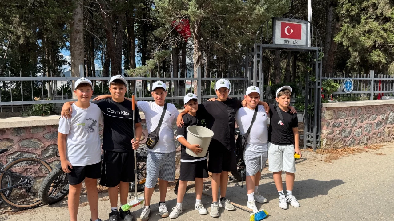 Bursa'da küçük yüreklerden büyük vefa: Şehitliği temizleyip güllerle donattılar
