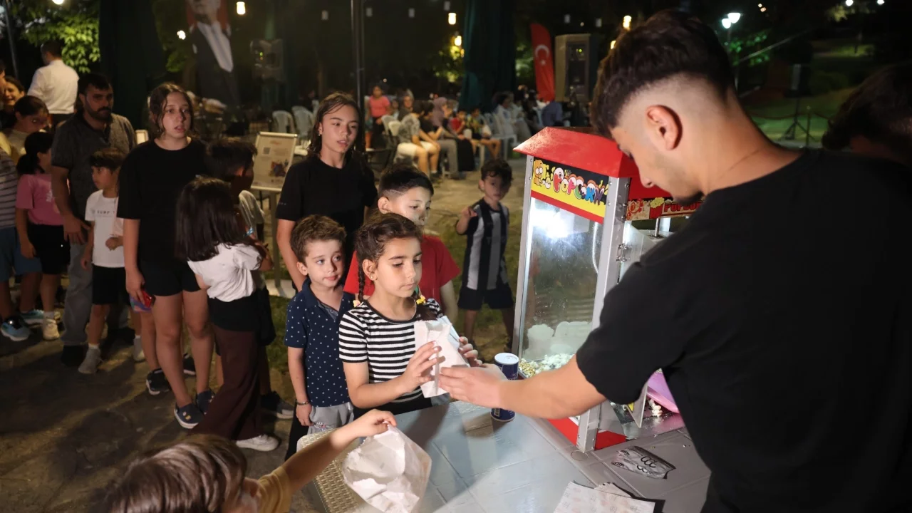 Osmangazi'de mahalleler yazlık sinemayla şenleniyor