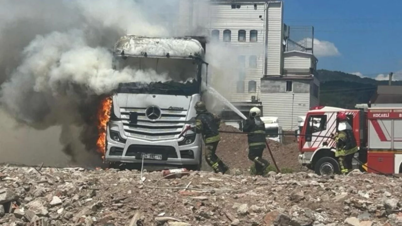 Park halindeki çekici alevlere teslim oldu
