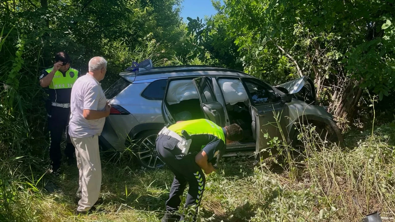 Bursa'da lastiği patlayan cip şarampole uçtu: 3 yaralı