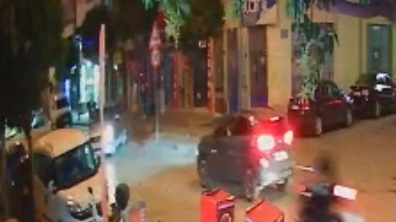 Bursa'da park yerinden çıkan otomobile çarpan motosikletli yaralandı