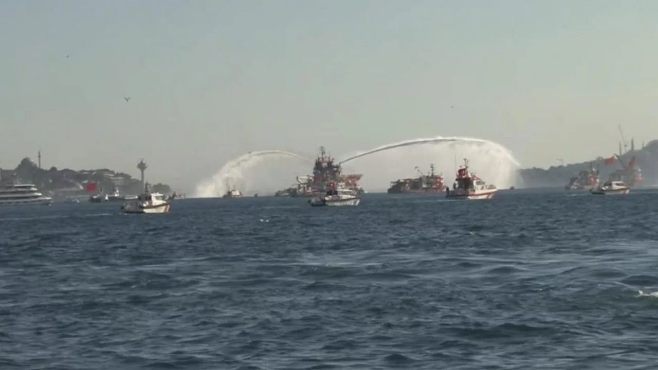 İstanbul Boğazı'nda 15 Temmuz şehitleri için tekne korteji oluşturuldu