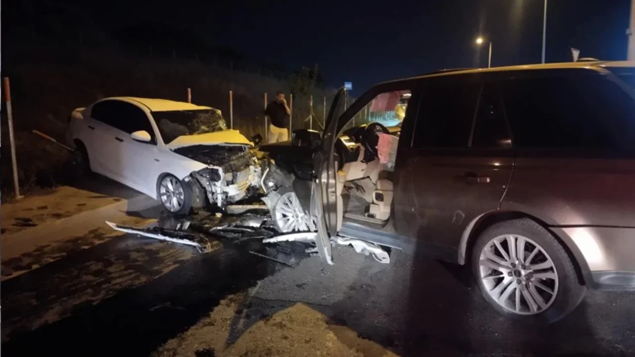 Ters yöne giren otomobil 2 araca çarptı: 5 yaralı