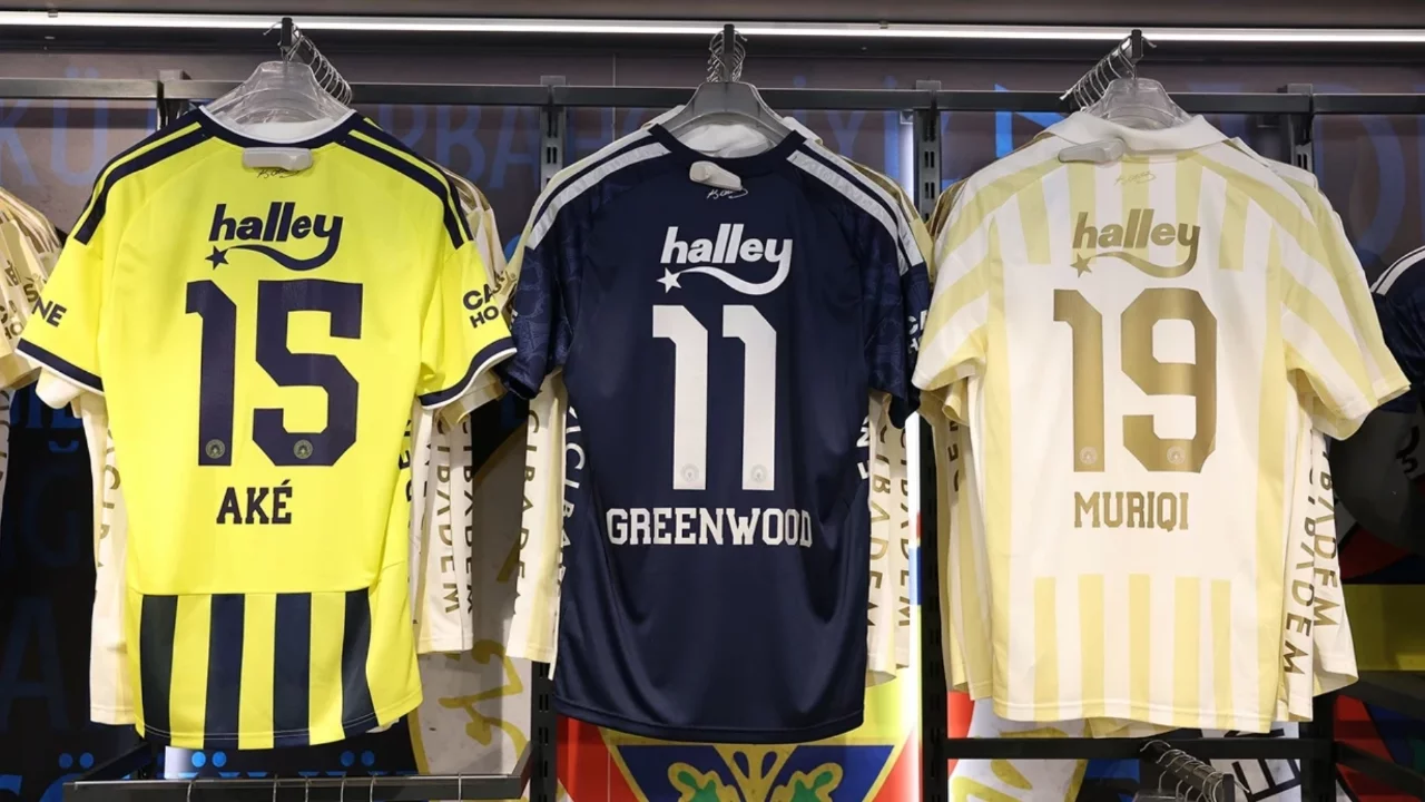 Fenerbahçe'de yeni transferlerin formaları satışta