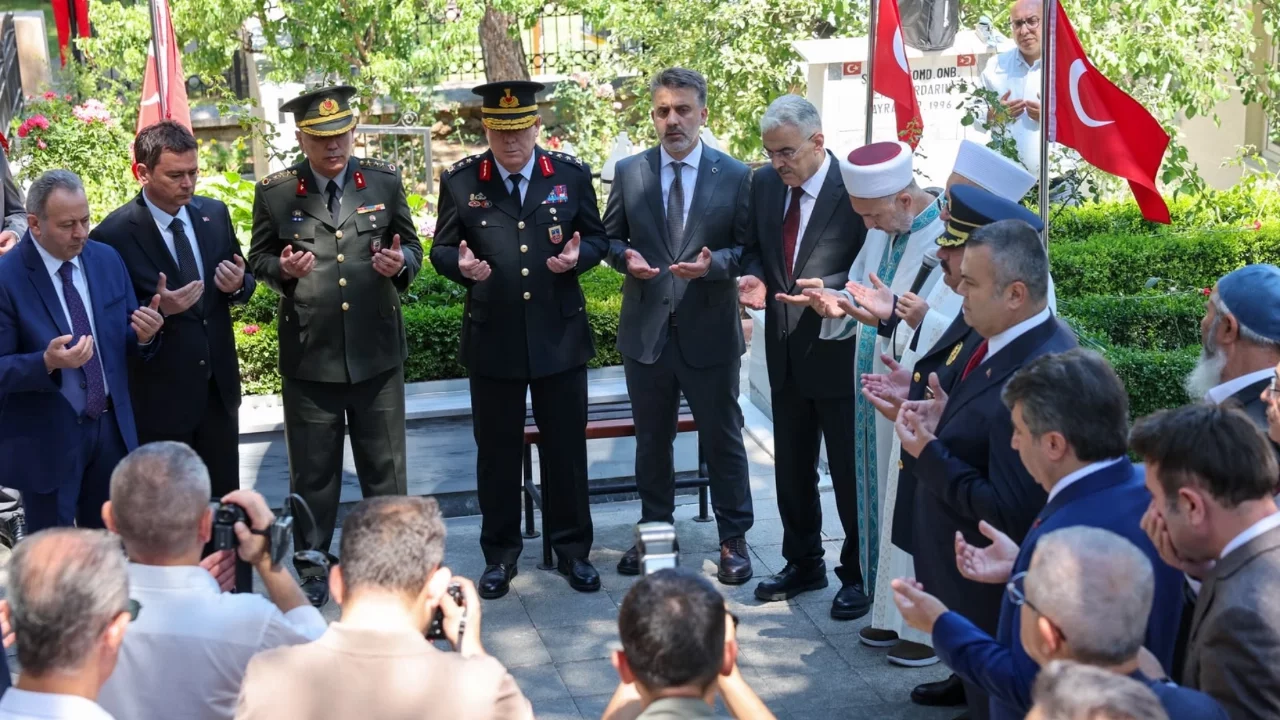Bursa'da 15 Temmuz anması başladı: Şehitliklerde duygu dolu anlar