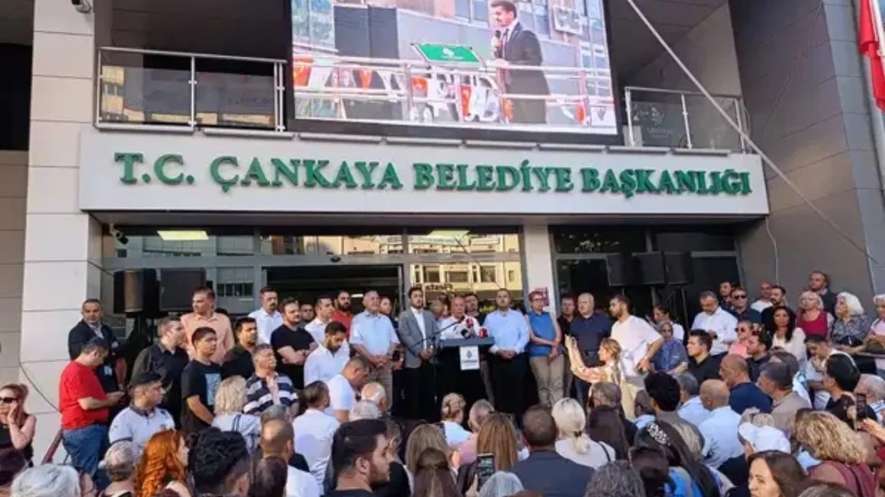 Yurttaşlar Hüseyin Can Güner'in tutuklaması sonrası belediye önünde toplandı