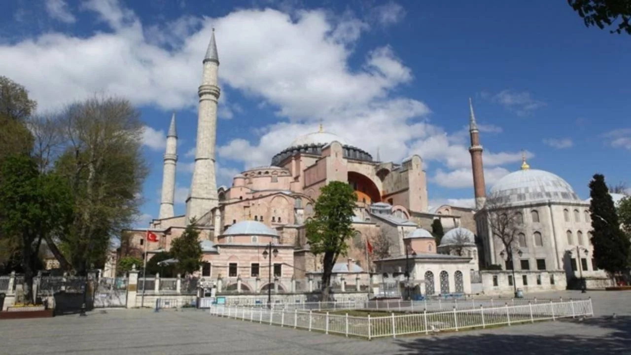 'Ayasofya'da İncil okuyan iki Rusya vatandaşı gözaltına alındı' iddiası