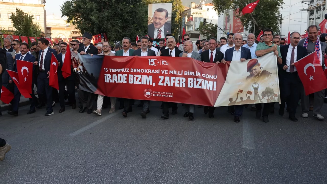 Bursa'da binlerce vatandaş 'Demokrasi ve Bayrak Yürüyüşü'nde buluştu